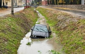 pojazd będący w rowie