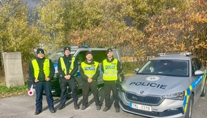 Policjanci podczas kontroli drogowych