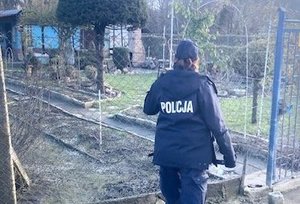 policjant w rejonie działek rekreacyjnych