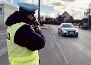 zdjęcie: policjant mierzący prędkość