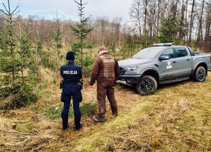 zdjęcie: policjantka ze strażnikiem leśnym