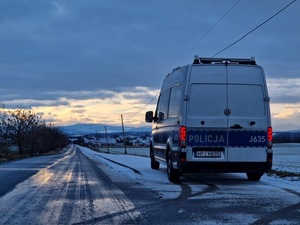 radiowóz na drodze