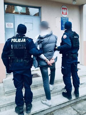 rzeczy pochodzące z przestępstwa w pojeździe, i zatrzymany mężczyzna z policjantami