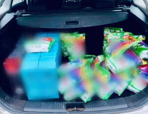 rzeczy pochodzące z przestępstwa w pojeździe, i zatrzymany mężczyzna z policjantami