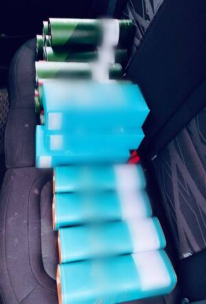 rzeczy pochodzące z przestępstwa w pojeździe, i zatrzymany mężczyzna z policjantami