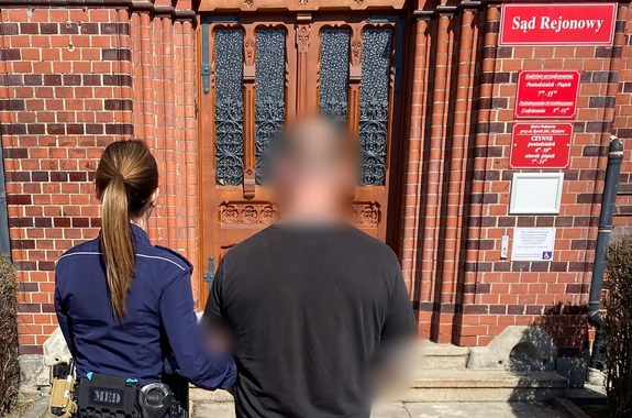 policjantka z mężczyzną przed sądem