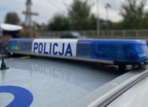 belka radiowozu z napisem Policja