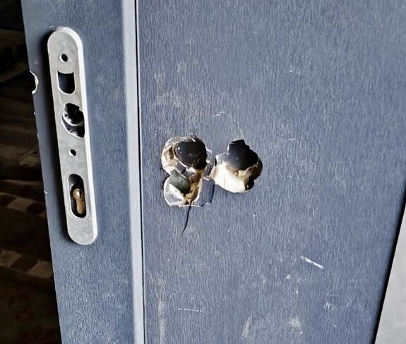 uszkodzone drzwi wejściowe do domu