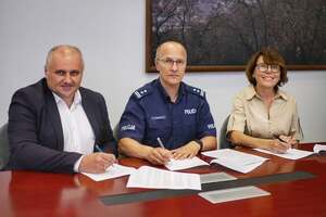 Komendant Powiatowy Policji w Nysie, Starostwa Nyski oraz Wicestarosta Nyski podczas podpisania porozumienia