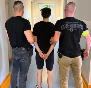 osoba zatrzymana przez policjantów oraz przedmioty - maczety oraz maska
