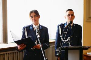 Zdjęcia z Powiatowych Obchodów Święta Policji w Nysie. Na zdjęciach znajdują się policjanci, policjantki, władze samorządowe.