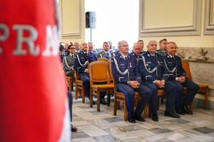 Zdjęcia z Powiatowych Obchodów Święta Policji w Nysie. Na zdjęciach znajdują się policjanci, policjantki, władze samorządowe.