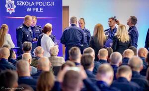 policjantka podczas konkursu i nagrody
