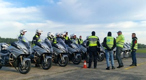 policjanci podczas szkolenia na torze