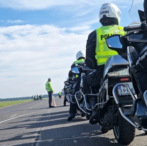 policjanci podczas szkolenia na torze