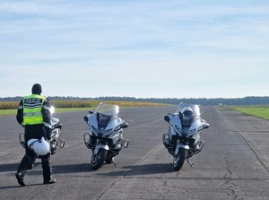 policjanci podczas szkolenia na torze