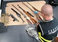 Zabezpieczona broń długa u 61-latka i technik kryminalistyki