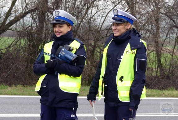 2 policjantki ruchu drogowego stoją obok siebie