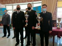 Zastępca Komendanta Wojewódzkiego PSP w Opolu wraz z dwoma nagrodzonymi uczestnikami turnieju reprezentujących straż pożarną