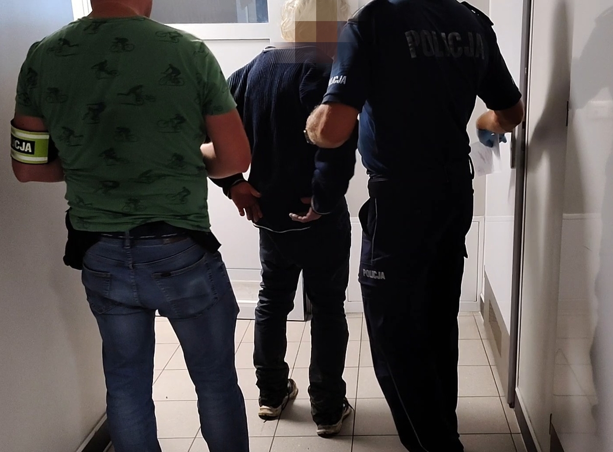 zdjęcie: męzczyzna zatrzymany przez policjantów za usiłowanie zabójstwa brata