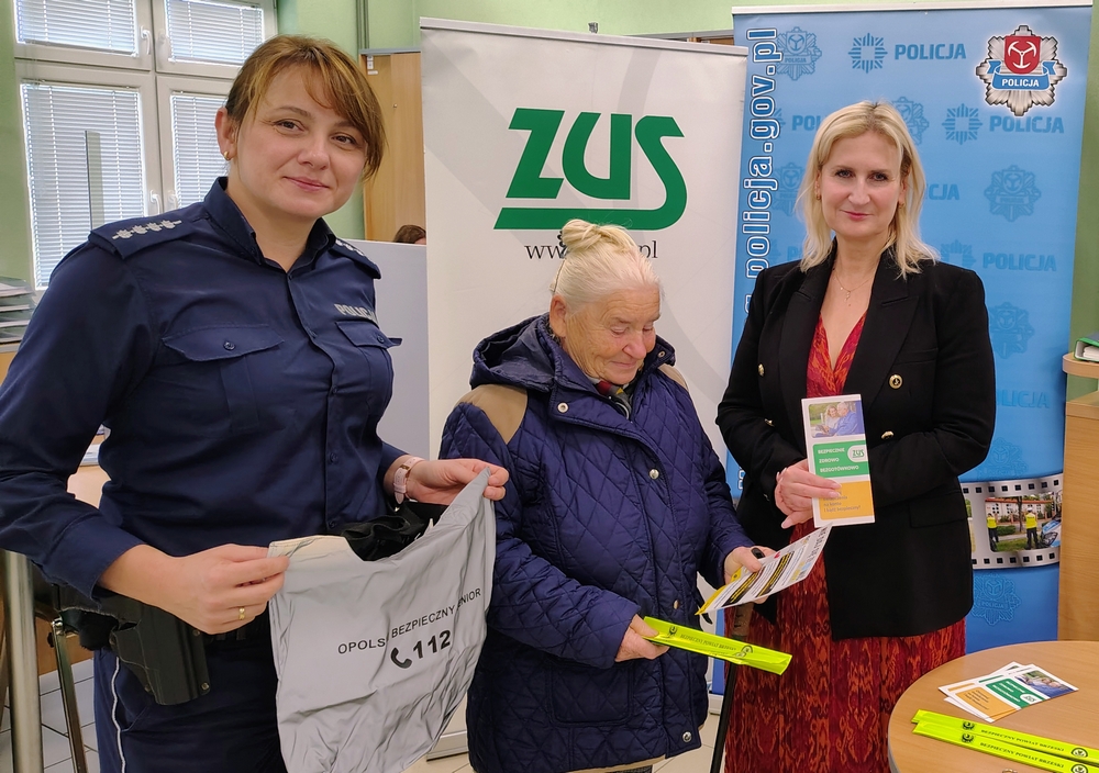 zdjęcie: policjantka podczas spotkania z seniorem w ZUS