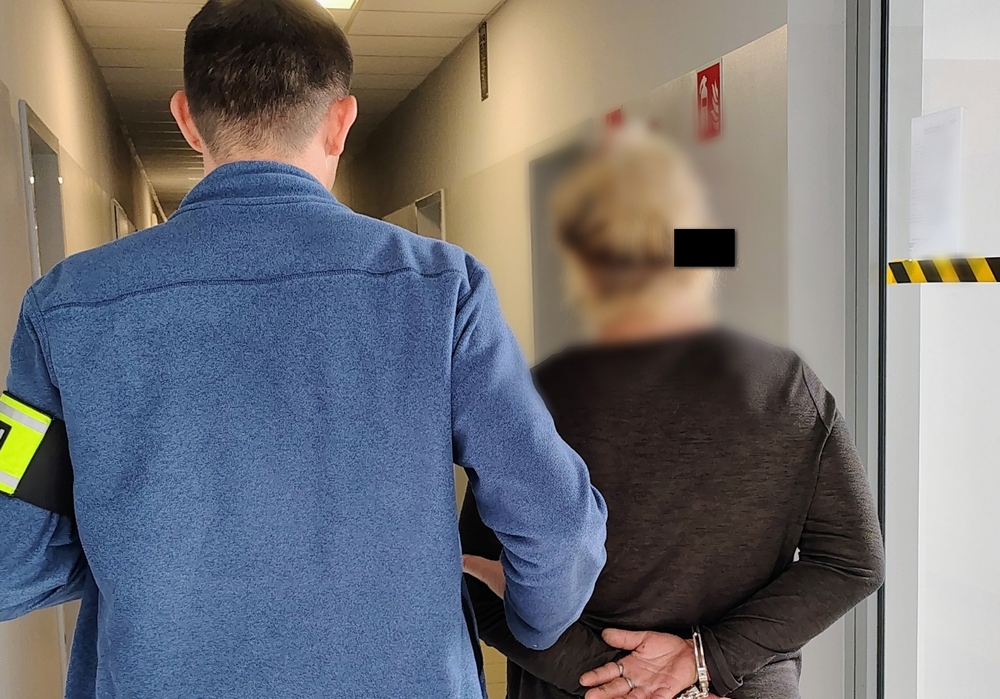 policjant prowadzi zatrzymaną