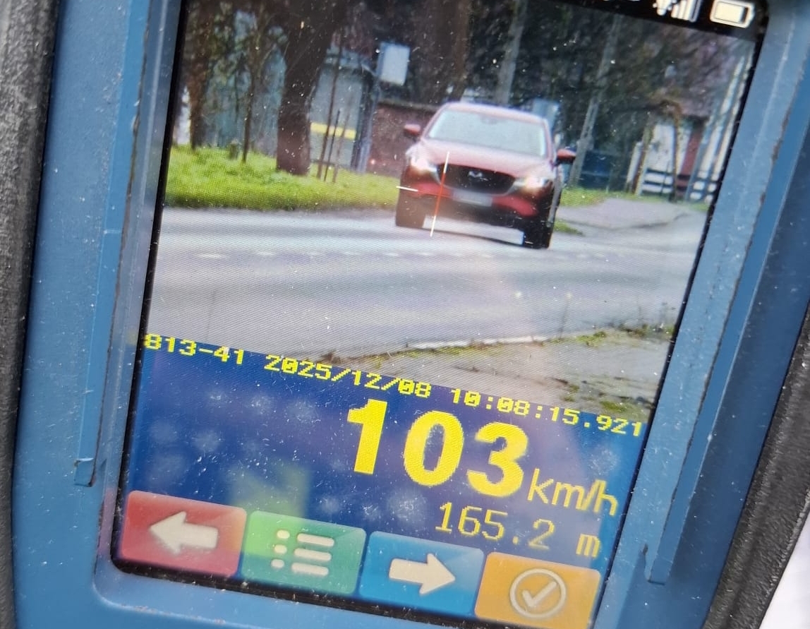 zdjęcie wideorejestratora z nagranym samochodem