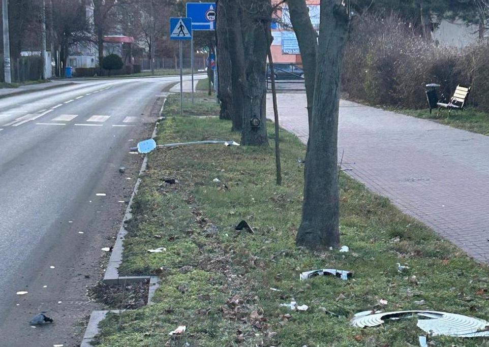 rozrzucone plasktikowe elemety w okół jezdni