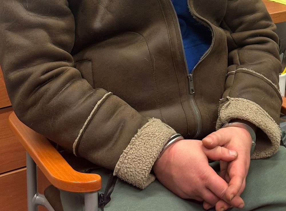 ręce zapięte w kajdanki