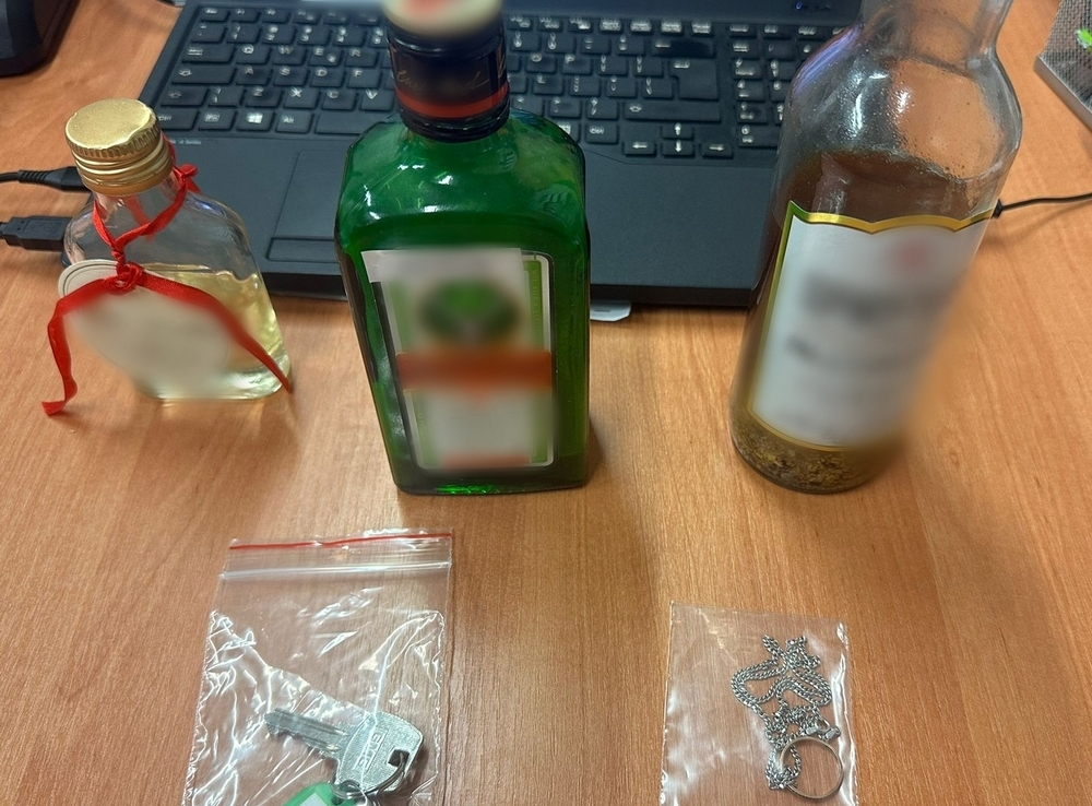 butelki z alkoholem na tle laptopa