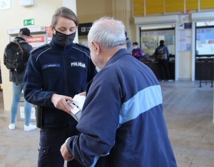 policjantka przekazuje maseczki starszej kobiecie