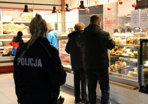 umundurowana policjantka kontroluje pasaż w galerii handlowej