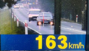 zdjęcie z ręcznego miernika prędkości wskazujące pojazd jadący 163 km/h.