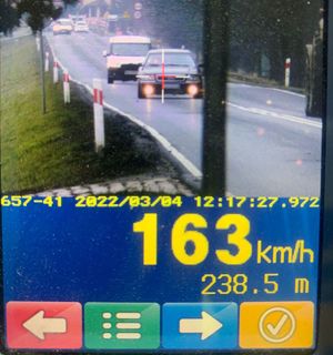 zdjęcie z ręcznego miernika prędkości pokazujący pojazd jadący 163 km/h