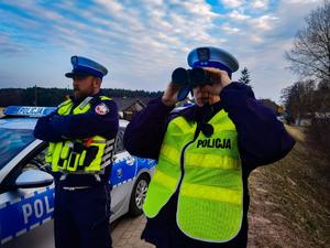 umundurowani policjanci podczas kontroli drogowej