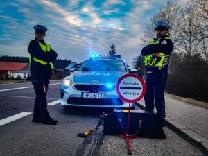 umundurowani policjanci podczas kontroli drogowej