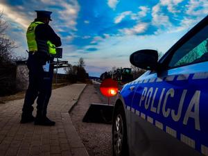 umundurowany policjant podczas kontroli ruchu na drodze