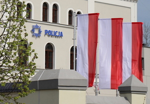 budynek Komendy Powiatowej Policji w Brzegu, przed nim na maszcie trzy flagi Rzeczpospolitej Polskiej