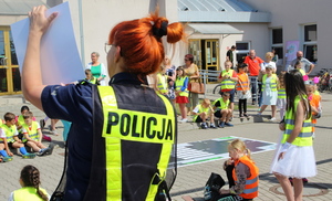 policjantka pokazuje znaki drogowe