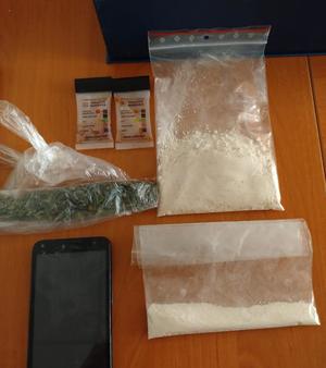 2 woreczki z białą substancją, 1 z zieloną, telefon komórkowy i narkotester