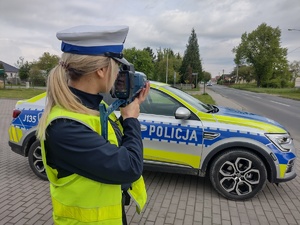 policjantka mierzy prędkość