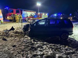 czarny samochód, karetka pogotowia, strażacy