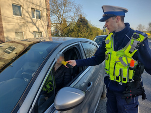 policjantka bada stan trzeźwości kierowcy