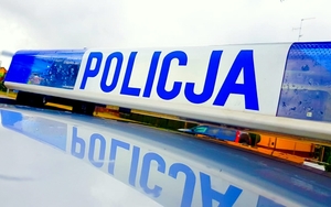 napis policja na policyjnym radiowozie