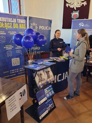 policjantka rozmawia z kobietą