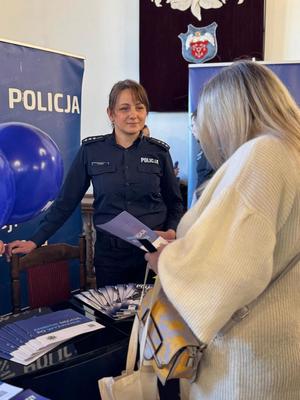 umundurowana policjantka rozmawia z młodzieżą
