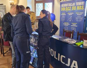 umundurowane policjantki rozmawiają z mężczyzną