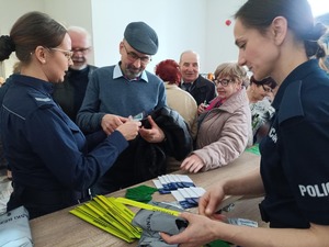 policjantka rozdaje elementy odlaskowe