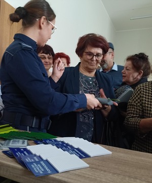 policjantka rozdaje elementy odlaskowe