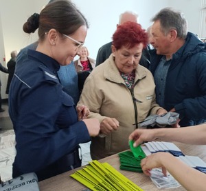 policjantka rozdaje elementy odlaskowe